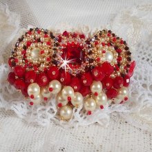 Spilla di rubino ricamata con un cabochon di vetro bohémien degli anni '60, perle, cristalli Swarovski e perle di semi.